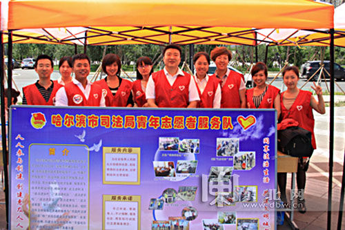 金凌宇和其他志愿者共同服务社会。