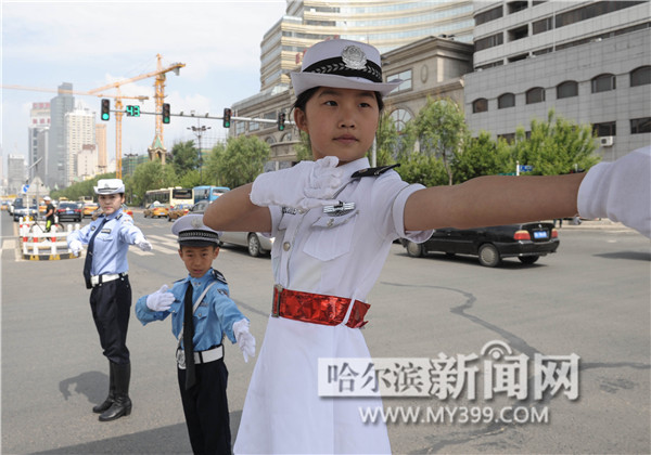 大厦岗和革新岗,在交警叔叔的指导下,"小交警"们以标准的手势对来往