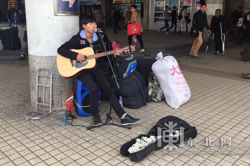 青年歌手哈尔滨火车站前卖唱民谣南山南赢阵阵掌声视频