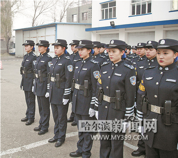 冰城女巡逻辅警着新冬装首秀