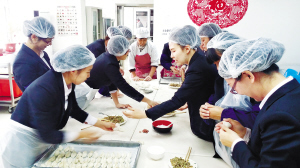 　　春节期间“市中心”组织受理员开展包饺子比赛