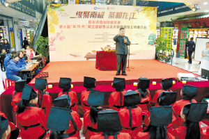 　　黑龙江省茶艺师协会会长于凌汉现场为小记者讲解茶文化
