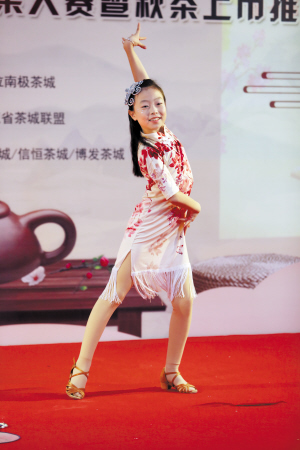 　　李奕学表演《中国范儿拉丁舞》
