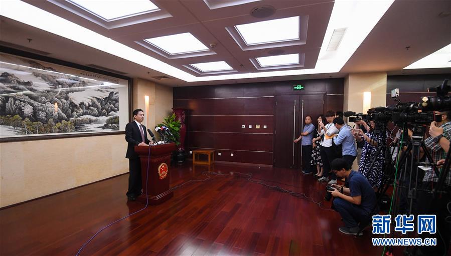 （XHDW·图文互动）（1）国务院港澳办发言人就香港极少数暴徒投掷汽油弹袭警予以严厉谴责