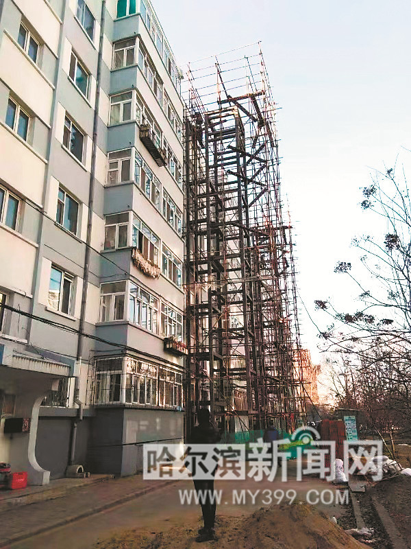 哈尔滨工程大学家属区电梯安装施工现场.