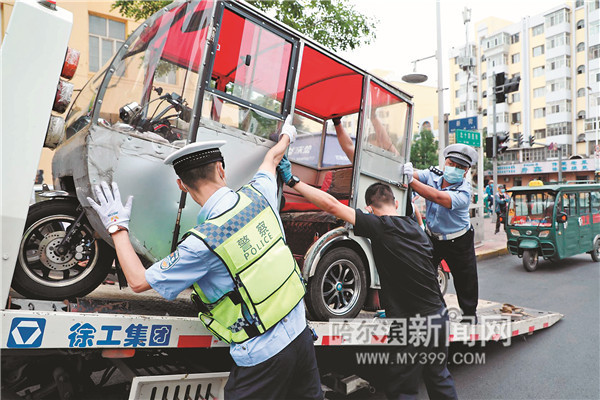 交警扣留非法营运的三轮摩托车.