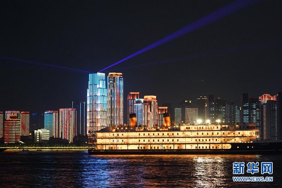 （图文互动）（6）武汉25公里大型灯光秀深情告白祖国